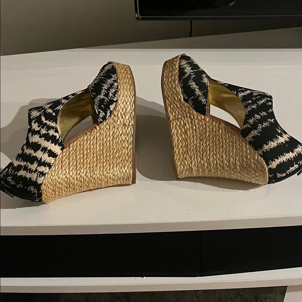 Seychelles Black and‎ Cream Wedges